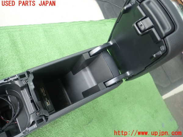 1UPJ-9238307540]ベンツ GLA180 X156(156942)センターコンソール 中古_4