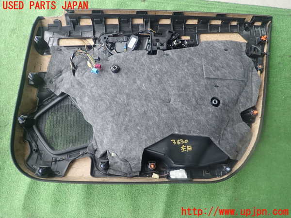 1UPJ-9238301264]ベンツ GLA180 X156(156942)左前ドア内張り 中古_3