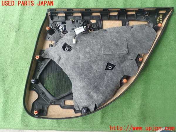 1UPJ-9238301324]ベンツ GLA180 X156(156942)左後ドア内張り 中古_3