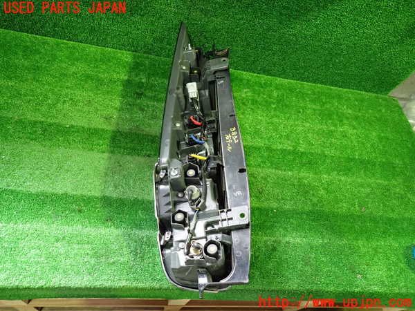 1UPJ-9238321530]ヴォクシー(ノア)(ZRR80W)右テールランプ 中古_2