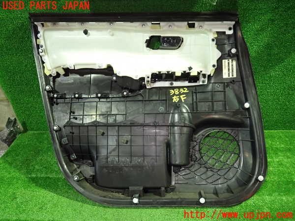 1UPJ-9238321234]ヴォクシー(ノア)(ZRR80W)右前ドア内張り 中古_4