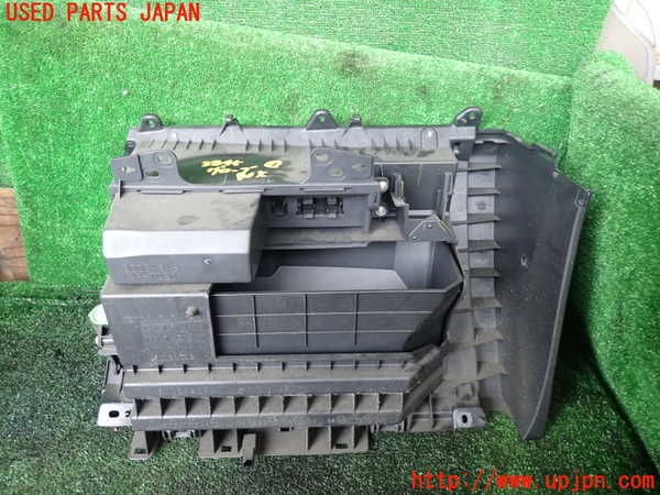 1UPJ-9238457516]パジェロ(V93W)グローブボックス1 中古_4
