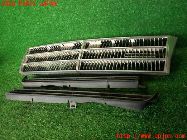 2UPJ-9238491050]グロリア ワゴン(WY30)ラジエターグリル 中古_2