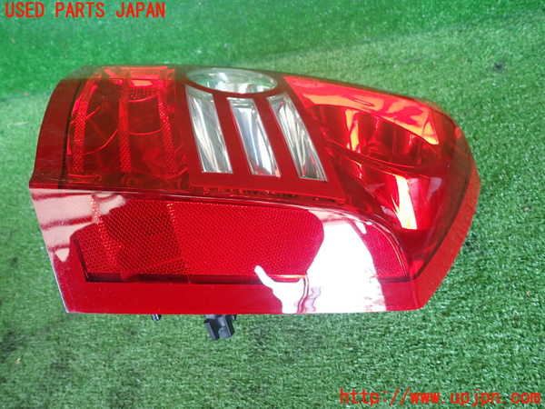 2UPJ-9238521530]クライスラー・300C(LX57)右テールランプ 中古_2