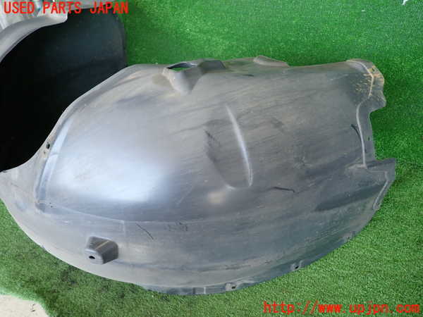 2UPJ-9238521090]クライスラー・300C(LX57)右前フェンダーライナー 中古_2