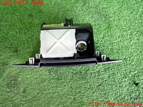 2UPJ-9238527821]クライスラー・300C(LX57)灰皿1 中古_2