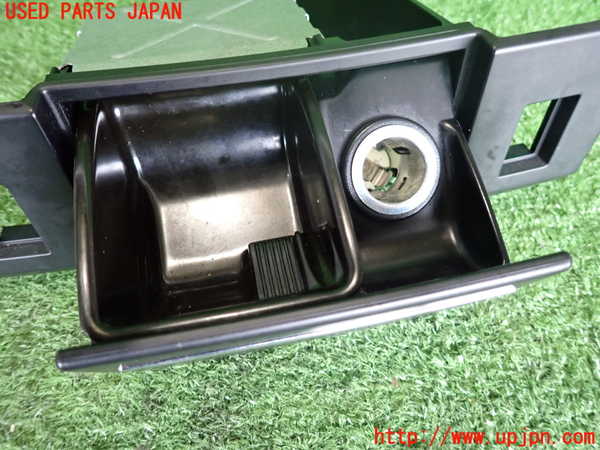 2UPJ-9238527821]クライスラー・300C(LX57)灰皿1 中古_4