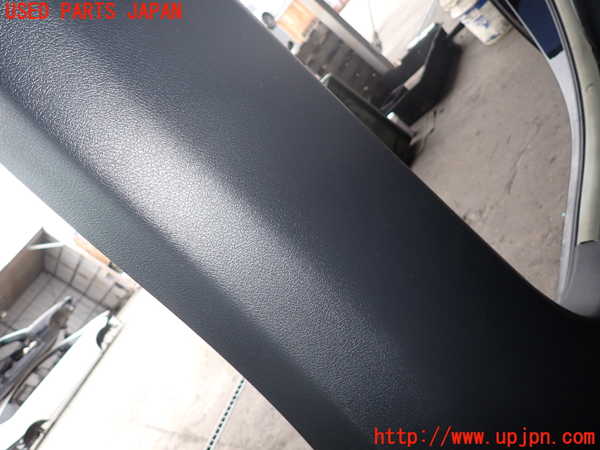 2UPJ-9238527665]クライスラー・300C(LX57)右センターピラートリム 中古_4