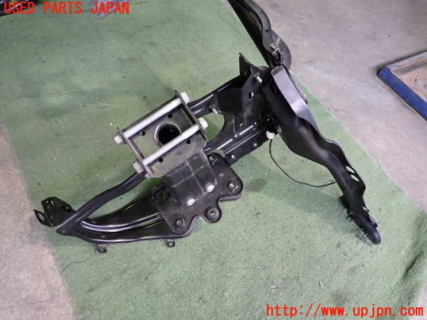 2UPJ-9238561041]ベンツ CLS550 C219(219372)コアサポート 中古_2