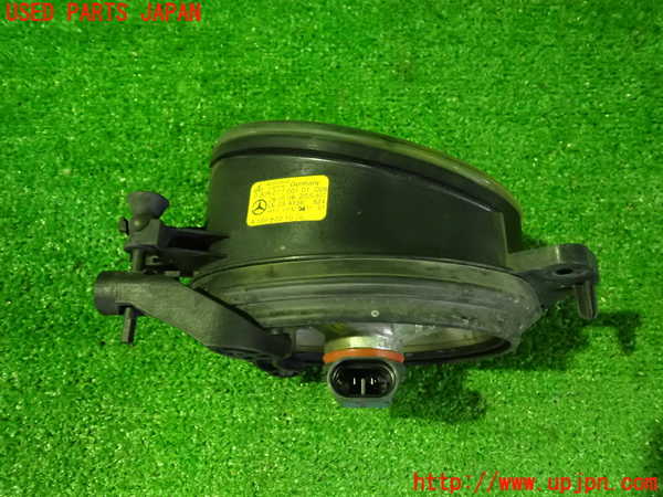 2UPJ-9238561182]ベンツ CLS550 C219(219372)左フォグ 中古_3