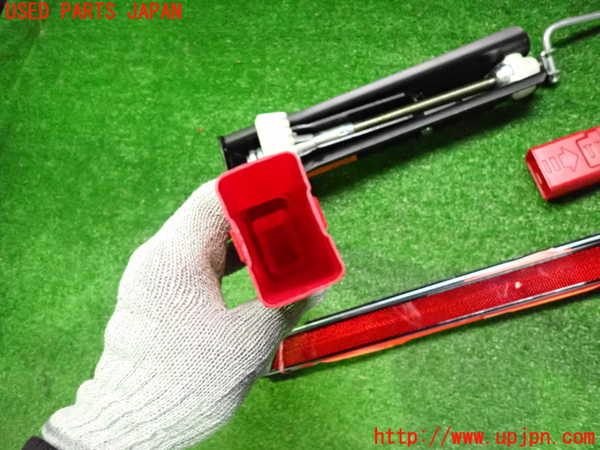 2UPJ-9238567805]ベンツ CLS550 C219(219372)車載工具 中古_2