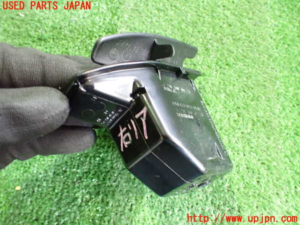 2UPJ-9238567821]ベンツ CLS550 C219(219372)灰皿1 中古_3