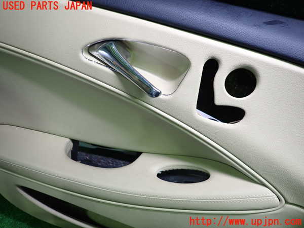 2UPJ-9238561264]ベンツ CLS550 C219(219372)左前ドア内張り ジャンク_2