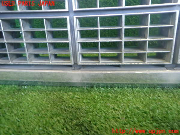 2UPJ-9238571050]クラウン 4ドア ハードトップ(MS135)ラジエターグリル 中古_3