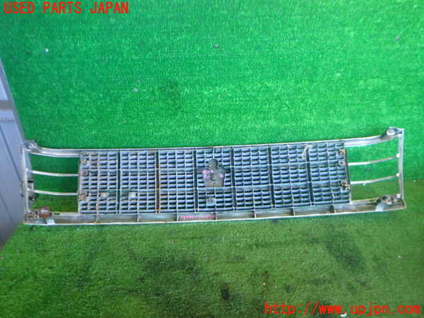 2UPJ-9238571050]クラウン 4ドア ハードトップ(MS135)ラジエターグリル 中古_4