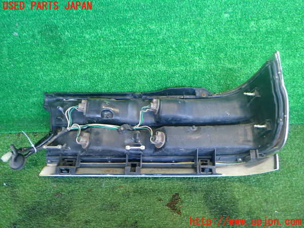 2UPJ-9238571536]クラウン 4ドア ハードトップ(MS135)左テールランプ 中古_3