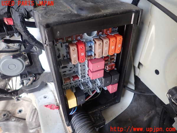 1UPJ-9238606741]ジープ・レネゲード(BV13PM)ヒューズボックス1(EGルーム内助手席側) 中古_2
