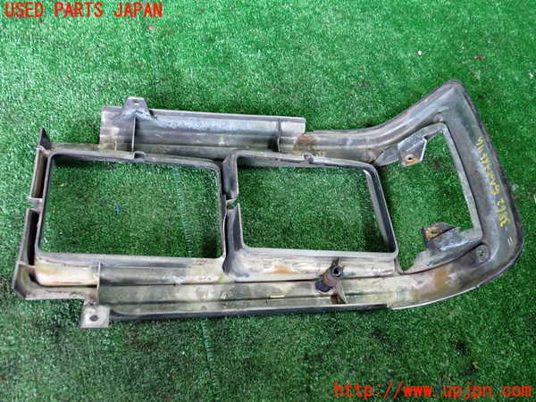 1UPJ-9238621140]ランクル60系(HJ61V(改))右ヘッドライトリム 中古_2