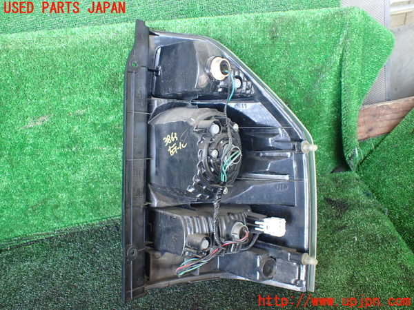 1UPJ-9238631536]パジェロ(V88W)左テールランプ 中古_3