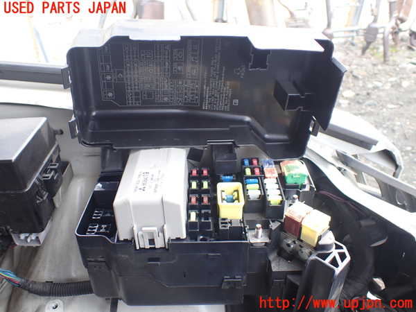 1UPJ-9238636742]パジェロ(V88W)ヒューズボックス2(EGルーム内助手席側) 中古_2