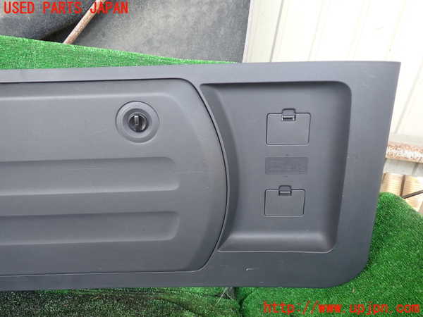 1UPJ-9238631578]パジェロ(V88W)バックドア内張り 中古_2