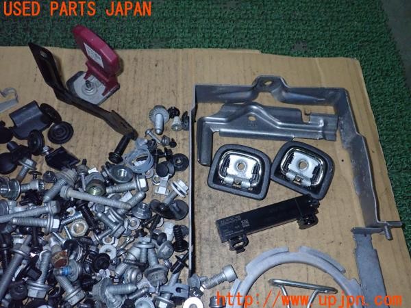 3UPJ=9238650720]アウディA3 スポーツバック 30TFSI(GYDLA 8Y系)ネジ・ナット・ステー類 セット ジャンク_2