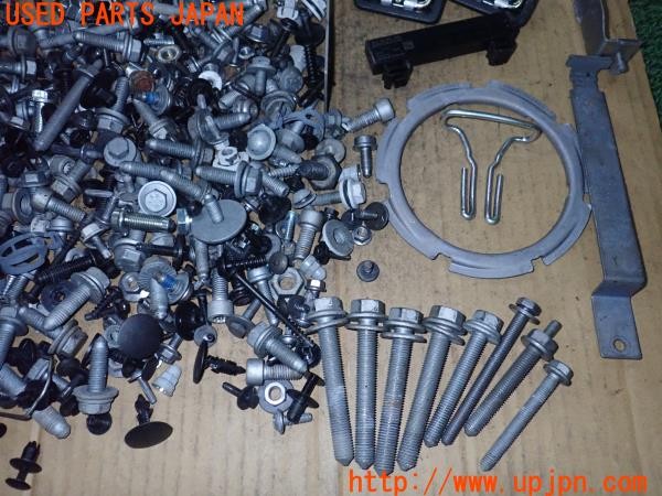 3UPJ=9238650720]アウディA3 スポーツバック 30TFSI(GYDLA 8Y系)ネジ・ナット・ステー類 セット ジャンク_3