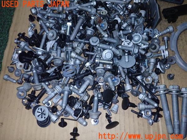 3UPJ=9238650720]アウディA3 スポーツバック 30TFSI(GYDLA 8Y系)ネジ・ナット・ステー類 セット ジャンク_4