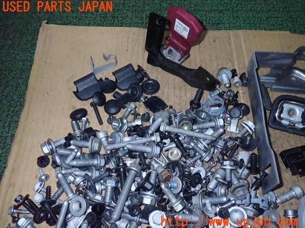3UPJ=9238650720]アウディA3 スポーツバック 30TFSI(GYDLA 8Y系)ネジ・ナット・ステー類 セット ジャンク_5