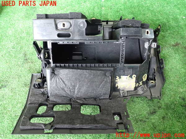 1UPJ-9238697516]アウディ・S3 セダン(8VDJHL)グローブボックス1 中古_3