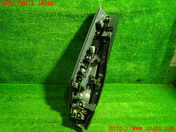1UPJ-9238721530]ヴォクシー(ノア)(ZRR80G)右テールランプ 中古_4