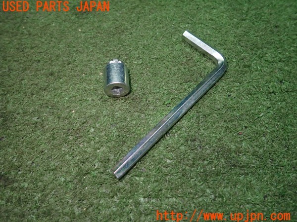 3UPJ=9238750023]エクストレイル(HNT32)純正 K6231-8990A ナンバープレートロックボルト 個別番号ラベル付き 中古_2