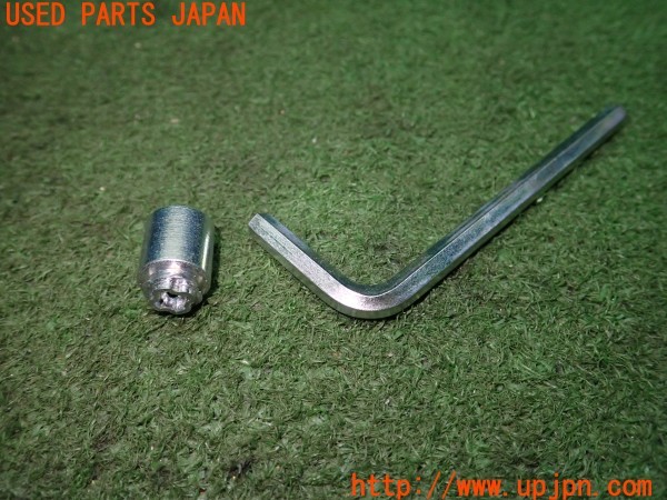 3UPJ=9238750023]エクストレイル(HNT32)純正 K6231-8990A ナンバープレートロックボルト 個別番号ラベル付き 中古_3