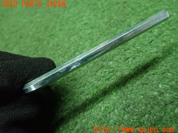 3UPJ=9238750023]エクストレイル(HNT32)純正 K6231-8990A ナンバープレートロックボルト 個別番号ラベル付き 中古_4