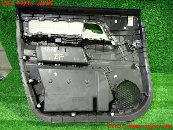 1UPJ-9238881234]ステップワゴン(RG1)右前ドア内張り 中古_4