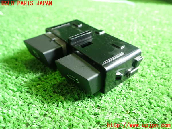 1UPJ-9238926308]レクサス・ES300h(AXZH11)スイッチ3(給油口 トランク) 中古_2