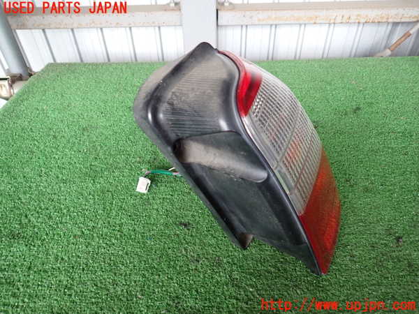 2UPJ-9238961530]ハイラックスサーフ(RZN185W)右テールランプ 中古_2