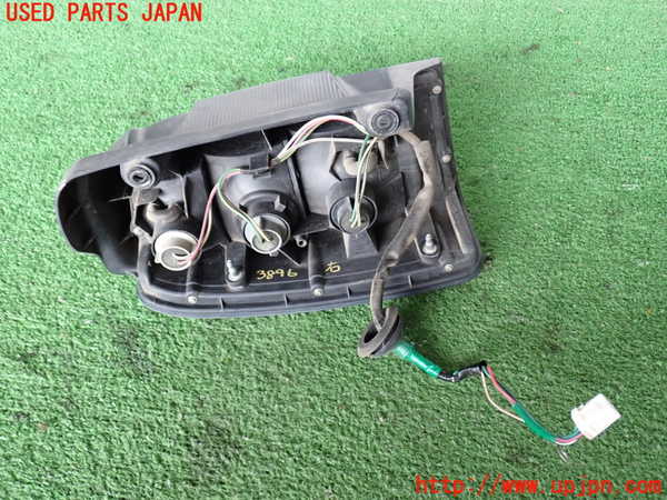 2UPJ-9238961530]ハイラックスサーフ(RZN185W)右テールランプ 中古_4