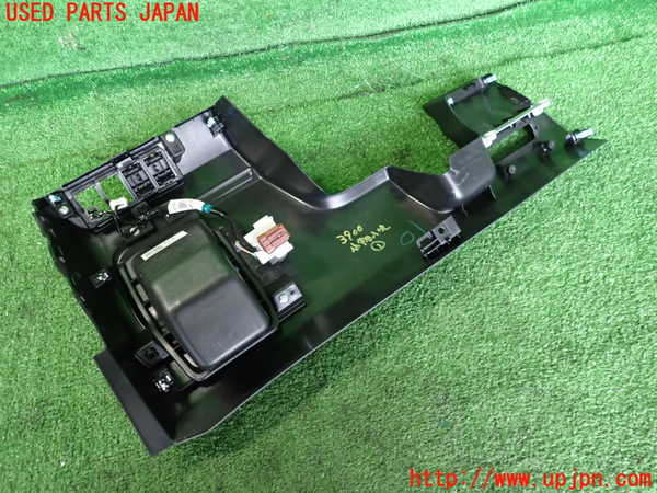 2UPJ-9239007841]ヴェゼル ハイブリッド(e：HEV)(RV5)小物入れ1 中古_2