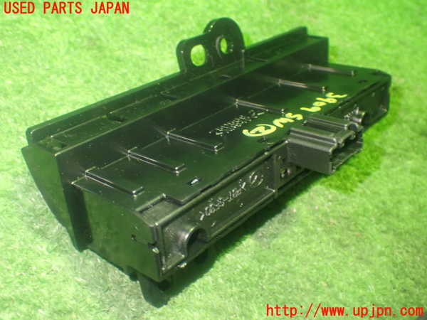 1UPJ-9239096307]プレマシー(CREW)スイッチ2(時計 ハザード INFO) 中古_3