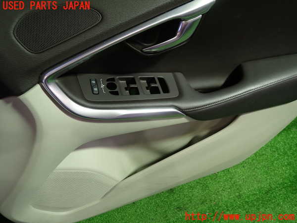 1UPJ-9239111234]ボルボ・V40(MB4164T)右前ドア内張り 中古_2