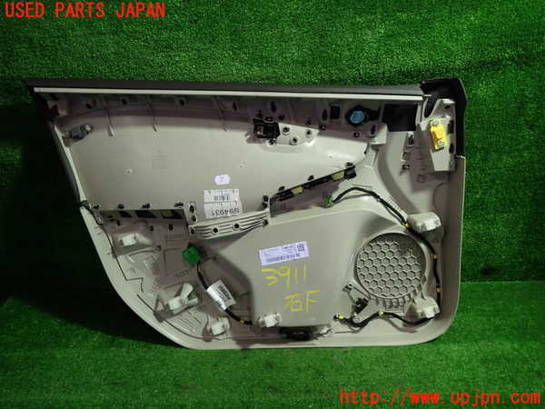 1UPJ-9239111234]ボルボ・V40(MB4164T)右前ドア内張り 中古_3