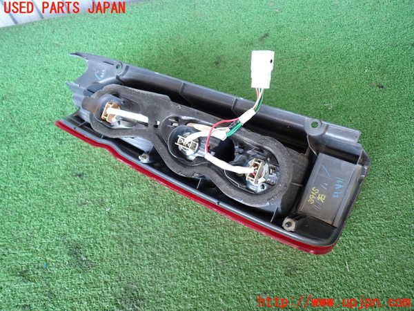 2UPJ-9239151530]ハイエースバン200系(KDH205V)右テールランプ (ジャンク品) 中古_4