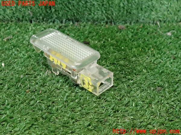 2UPJ-9239196413]アウディ・TT クーペ(8NAUQ)ルームランプ3 (ラゲッジ真中) 中古_2