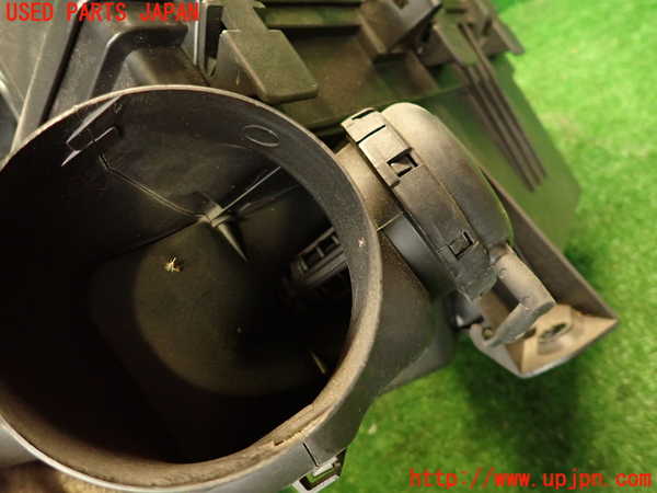 2UPJ-9239202560]ボルボ・V70(SB5244W)エアクリーナーボックス 中古_3