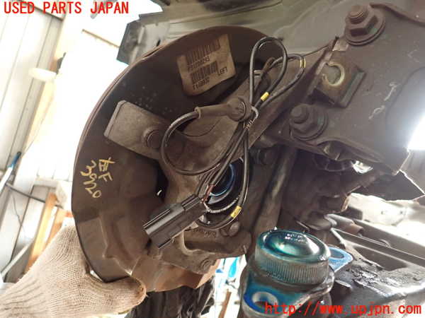 2UPJ-9239204295]ボルボ・V70(SB5244W)左フロントナックルハブ 中古_2