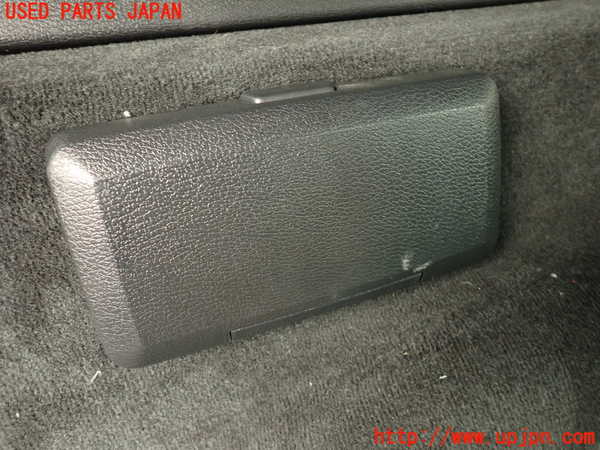 2UPJ-9239207680]ボルボ・V70(SB5244W)左リアピラートリム 中古_4