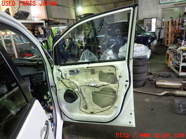 1UPJ-9239311230]ヴォクシー(ノア)(AZR60G)右前ドア 中古 NSG M3O8_5