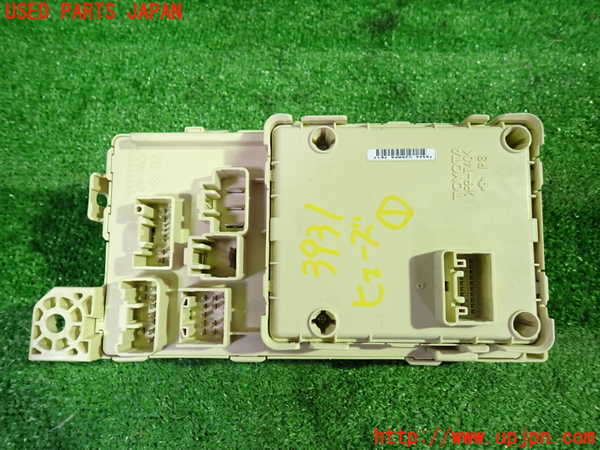 1UPJ-9239316741]ヴォクシー(ノア)(AZR60G)ヒューズボックス1(室内助手席側) 中古_2