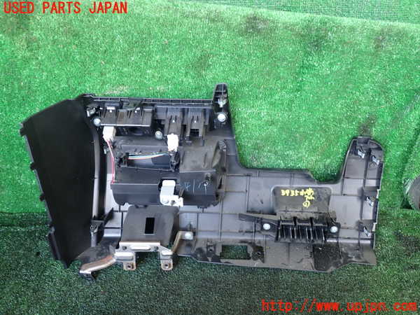 1UPJ-9239357841]セレナ Sハイブリッド(HC26)小物入れ1 中古_4